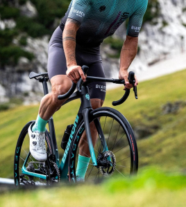 Bianchi Oltre Comp 2023 Carbon Aero Road Bike – Shimano 105 Di2 12-Speed Disc Brake