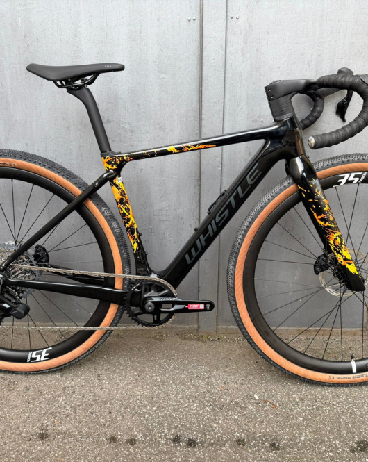 Whistle Kiowa XPLR 2026 Gravel Bike – Carbon Adventure Racing Bicycle with XPLR Drivetrain, Endurance Geometry & Bikepacking Capability Whistle Kiowa XPLR 2026 Gravel Bike – Carbon Adventure Racing Bicycle with XPLR Drivetrain, Endurance Geometry & Bikepacking Capability